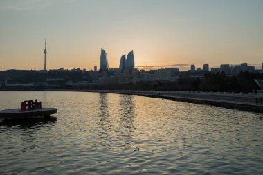 Sabah Panorama Bakü şehri, Azerbaycan. Bakü ve Hazar Denizi 'nin sahil manzarası. Bakü 'de günbatımı. Bakü Bulvarı 'nda renkli bir gün batımı. Hazar Denizi 'nin kıyısı .