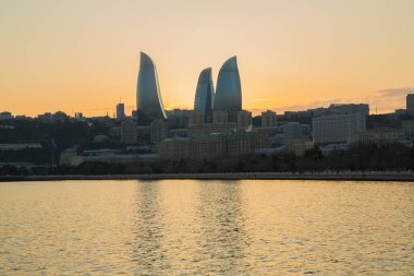 Sabah Panorama Bakü şehri, Azerbaycan. Bakü ve Hazar Denizi 'nin sahil manzarası. Bakü 'de günbatımı. Bakü Bulvarı 'nda renkli bir gün batımı. Hazar Denizi 'nin kıyısı .