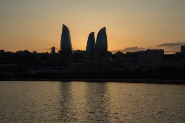 Sabah Panorama Bakü şehri, Azerbaycan. Bakü ve Hazar Denizi 'nin sahil manzarası. Bakü 'de günbatımı. Bakü Bulvarı 'nda renkli bir gün batımı. Hazar Denizi 'nin kıyısı .