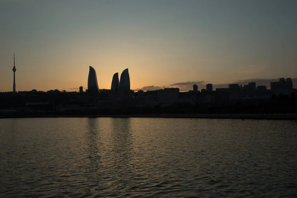 阿塞拜疆 巴库市全景 巴库和里海海滨的夜景 巴库的日落 巴库大道上色彩艳丽的落日 里海的海滨 — 图库照片