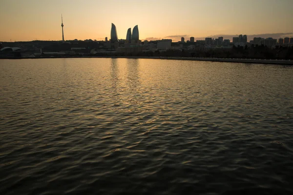 阿塞拜疆 巴库市全景 巴库和里海海滨的夜景 巴库的日落 巴库大道上色彩艳丽的落日 里海的海滨 — 图库照片