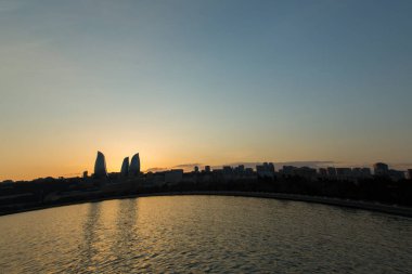 Sabah Panorama Bakü şehri, Azerbaycan. Bakü ve Hazar Denizi 'nin sahil manzarası. Bakü 'de günbatımı. Bakü Bulvarı 'nda renkli bir gün batımı. Hazar Denizi 'nin kıyısı .