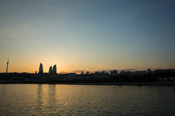 阿塞拜疆 巴库市全景 巴库和里海海滨的夜景 巴库的日落 巴库大道上色彩艳丽的落日 里海的海滨 — 图库照片