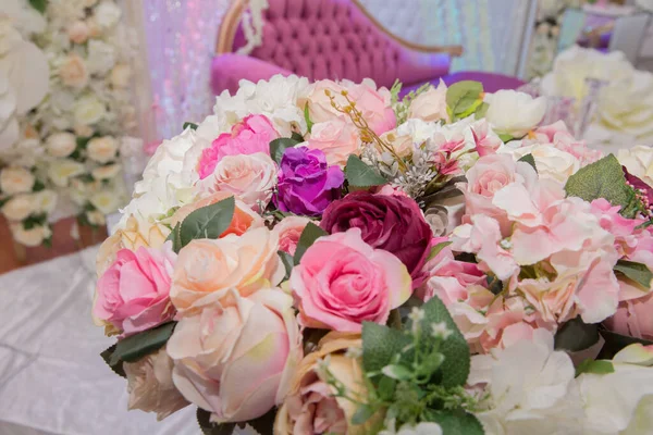 아름다운 분홍빛 결혼식 식탁에 테이블에 장식에 아름다운 장미가 식탁에 손님을 — 스톡 사진