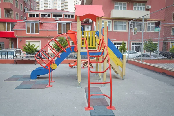 Plac Zabaw Czerwony Biały Duży Plastikowy Zestaw Zabawek Dla Dzieci — Zdjęcie stockowe