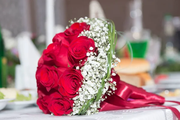 Red Wedding Bouquet Flowers Wedding Bouquet Pearls Red Tapes Wedding — Stock Photo, Image