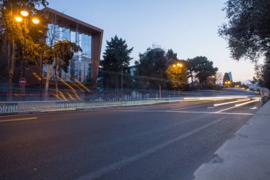 Bakü Azerbaycan - 27 Nisan 2019. Parlak Bakü geceleri. Bakü 'deki rotalar. Neftchilar Bulvarı 'nda.