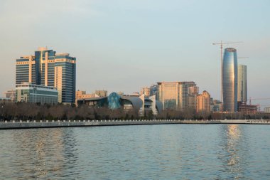 Bakü 'deki Hazar Denizi kıyısında. Bakü 'deki Hazar Denizi' nin panoramik manzarası. Bakü 'nün panoramik manzarası, Azerbaycan, tarihi ve modern mimari ile gökyüzü. Bir kuş bakışı..