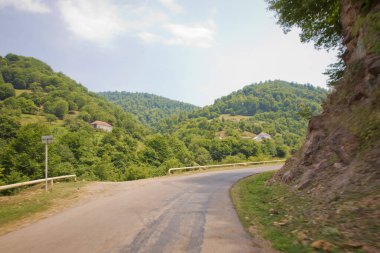 Karayolu ve dağ güzel bulutlarla kaplı. Ormanlar arasındaki dağ yolu. Dönek dağ yolu. Azerbaycan 'da, Orman arasında bir yol. Dağlar boyunca dağlık alanda boş bir yol.