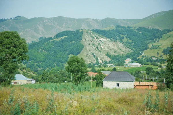 Dağların Eteğindeki Köy Yeşil Orman Yeşil Çimen Yeşil Renkli Bir — Stok fotoğraf