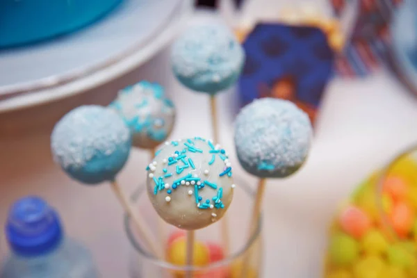 Weiße Schokoladenkuchen Mit Blauen Süßigkeiten Auf Blauem Hintergrund Konzept Süßes — Stockfoto