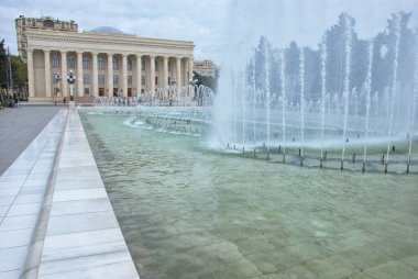 Parlak gece aydınlatmalı güzel sütunlu müze binası, Bakü, Azerbaycan