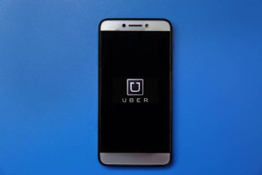 Mavi arkaplanda akıllı telefon ekranında kullanıcı logosu.