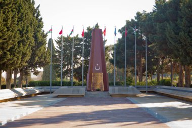 BAKU, AZERBAIJAN - 26 Nisan 2017: Bakü Türk Şehitleri Anıtı, I. Dünya Savaşı sırasında Azerbaycan 'da öldürülen Osmanlı askerlerine adanmış bir anıt.