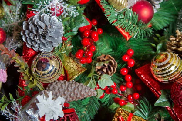 Hintergrund Einer Uhr Hängt Eine Weihnachtskugel Ist Zeit Für Ein — Stockfoto