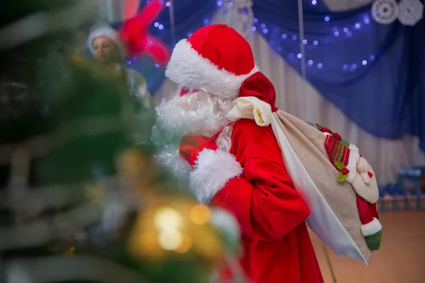 Baku Azerbaijan 2018 Father Frost Speaks Microphone Santa Claus Singing — Stock Photo, Image