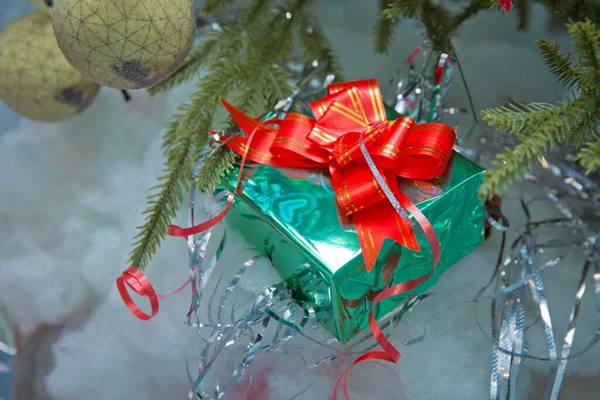 Різдвяні Зелені Коробки Снігом Різдвяні Зображення Розмитому Фоні Червоною Стрічкою — стокове фото