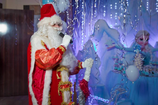 Baku Azerbaijão 2018 Papai Noel Está Cantando Canções Natal Contra — Fotografia de Stock