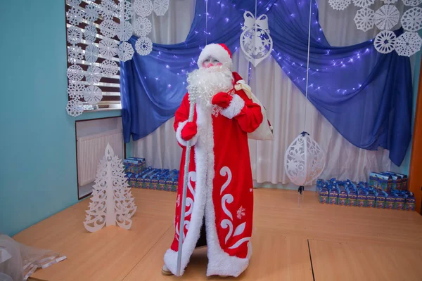 Ο πάτερ Φροστ μιλάει με μικρόφωνο. Ο Άγιος Βασίλης τραγουδάει χριστουγεννιάτικα τραγούδια εναντίον. Man in Santa Claus κοστούμι ποζάρουν με μικρόφωνο. — Φωτογραφία Αρχείου