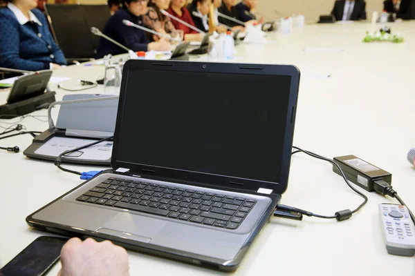 Laptop Houten Tafel Wazig Mensen Lezing Seminarie Kamer Blanco Desktopcomputer — Stockfoto