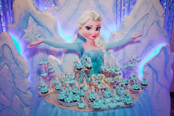 Bakü, Azerbaycan. 16.12.2018. Donmuş çikolatanın büyüsü. Donmuş Parti Çikolata için Doğum Günü Fikirleri. Donmuş Parti Pastası