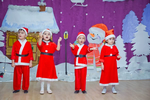 Baku Aserbaidschan 2020 Die Kinder Sind Als Rote Weihnachtsmänner Verkleidet — Stockfoto