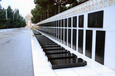 Azerbaycan, Bakü: 13.11.2014. Halk ve Turistler, 20 Ocak trajedisinin yıldönümünde Sovyet Ordusu 'nun 1990 yılında Bakü' ye saldırıp 137 kişinin ölümüne, 744 kişinin yaralanmasına neden olduğu Şehitler Sokağı 'nı ziyaret etti. .