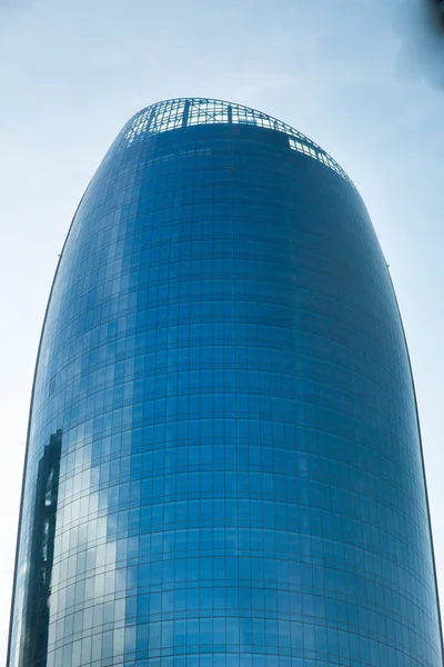 现代办公大楼的窗户反映出的云彩 在阿塞拜疆人的城市里 现代建筑立面 商业概念的细节 现代玻璃轮廓描绘现代建筑 玻璃窗 — 图库照片