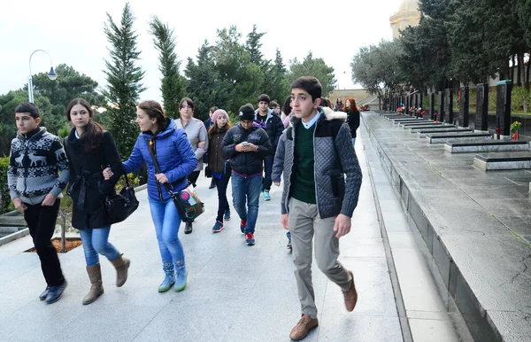 Azerbaidjan Baku 2014 Oamenii Turiștii Care Vizitează Aleea Martirilor Aniversarea — Fotografie, imagine de stoc