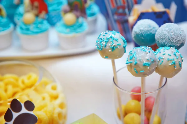 Gâteau Chocolat Blanc Décoré Bonbons Bleus Saupoudrer Sur Fond Bleu — Photo