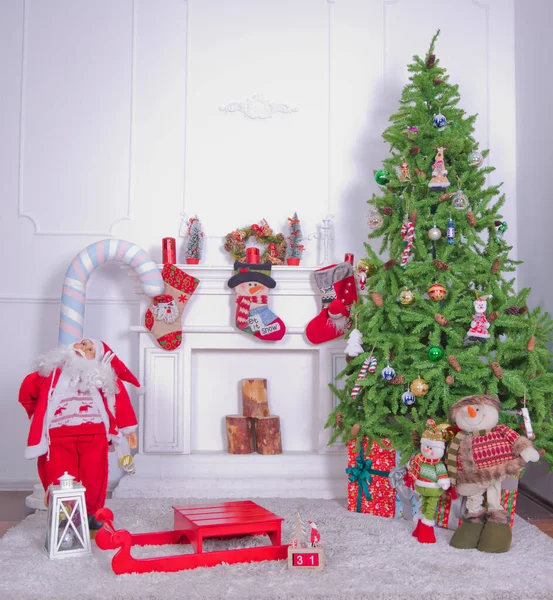 방에서 새해가 시작됐어 크리스마스 스타일의 크리스마스 트리의 배경에 부드러운 장난감 — 스톡 사진