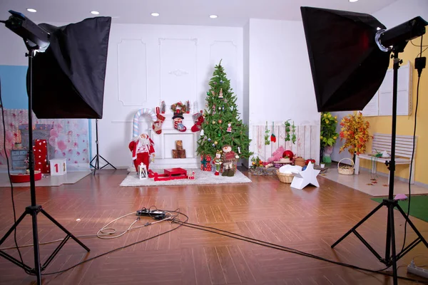 Egy Modern Fotóstúdió Belseje Stúdiókép Puhadobozzal Díszített Karácsonyi Szoba Gyönyörű — Stock Fotó