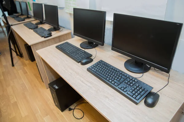 Monitores Computadoras Con Una Pantalla Negro Escritorio Muchas Computadoras Escritorio — Foto de Stock