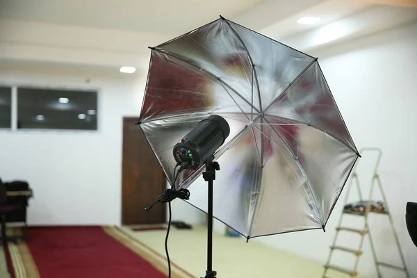Фотостудия Silver Photo Studio Reflective Umbrella Освещение Фотостудии Отражающий Зонтик — стоковое фото