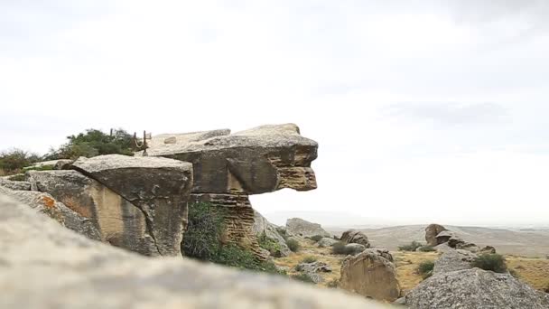 Paisagem Parque Nacional Gobustan Com Pavilhão Pessoas Assentamento Gobustan Distância — Vídeo de Stock