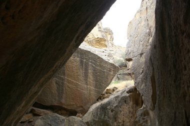 Gobustan Ulusal Parkı. Gobustan Ulusal Parkı, Azerbaycan 'daki en eski yerleşim birimi, Unesco tarafından korunuyor. Gobustan, Azerbaycan. Gobustan Ulusal Parkı 'ndaki Rocky Çölü bölgesi antik kayalar