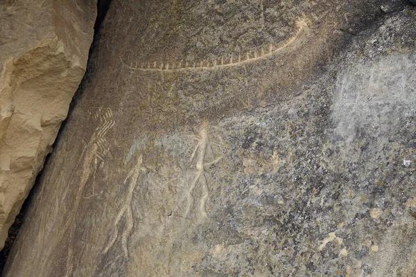 Pedra Antiga Esculpe Petroglifos Pessoas Com Barco Parque Nacional Gobustan — Fotografia de Stock