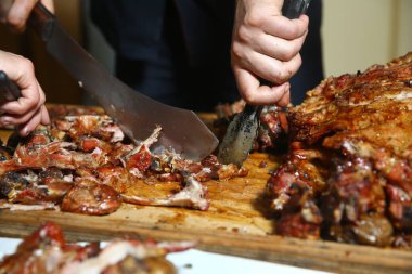 Barbekü kuzu etinden ya da koyun etinden yapılır ve slasher tarafından işlenir. Antrikot ve patates kebabı ahşap. Geleneksel Azerbaycan usulü ızgara kuzu eti pişiriyor.