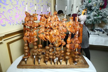 Barbekü kuzu etinden ya da koyun etinden yapılır ve slasher tarafından işlenir. Tavuk ve patates kebabı ahşap. Geleneksel Azerbaycan Aşçılığı Tavuk Barbeküsü .