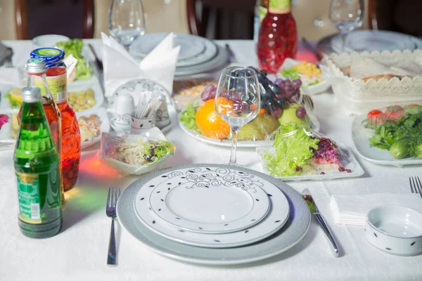 Serviert Urlaubstisch Besteck Geschirr Gläser Teller Gabel Salate Und Kaugummis — Stockfoto