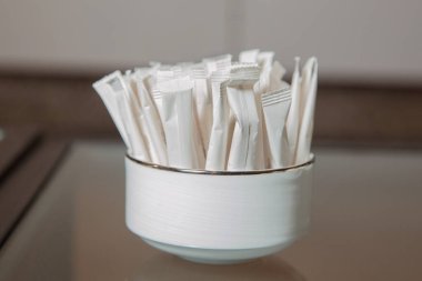 Şeker kırpma yolu deseni için beyaz paket aperatif için beyaz paket. Boş plastik kese abur cubur paketleme