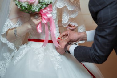 Gelinin karnındaki kurdeleyi kapat. Gelinin karnındaki kurdeleyi çıkar. Düğün için. Nedimelerin dantelli gelini. Gelinin göbeğindeki kurdeleyi kapat.