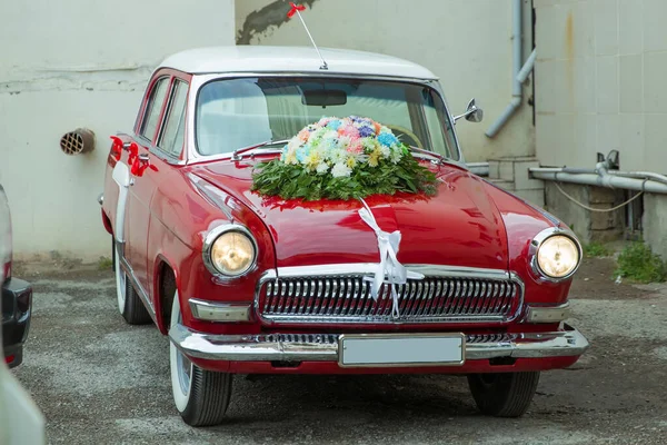 Bruiloft Boeket Vintage Bruiloft Auto Ongebruikelijke Koplamp Oude Bordeauxrode Auto — Stockfoto