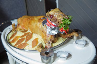 Geleneksel Azerbaycan usulü ızgara kuzu ızgara ızgara. Özel bir şekilde pişirilmiş açık ateşte kızartılmış et. Barbekü kuzu etinden ya da koyun etinden yapılır ve slasher tarafından işlenir. Şah pilav.