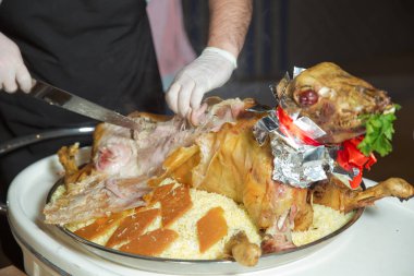 Geleneksel Azerbaycan usulü ızgara kuzu ızgara ızgara. Özel bir şekilde pişirilmiş açık ateşte kızartılmış et. Barbekü kuzu etinden ya da koyun etinden yapılır ve slasher tarafından işlenir. Şah pilav.