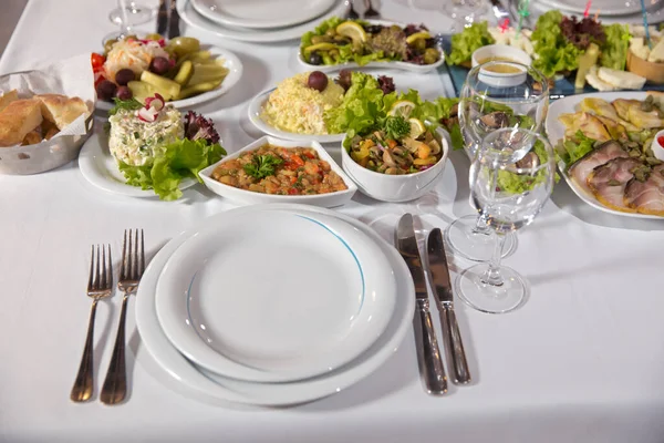 Serviert Urlaubstisch Besteck Geschirr Gläser Teller Gabel Salate Und Kaugummis — Stockfoto