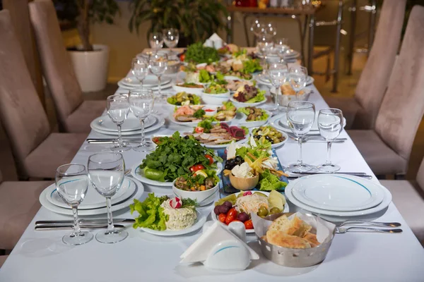 Sirve Mesa Fiesta Cubiertos Vajilla Vasos Plato Tenedor Ensaladas Encías — Foto de Stock