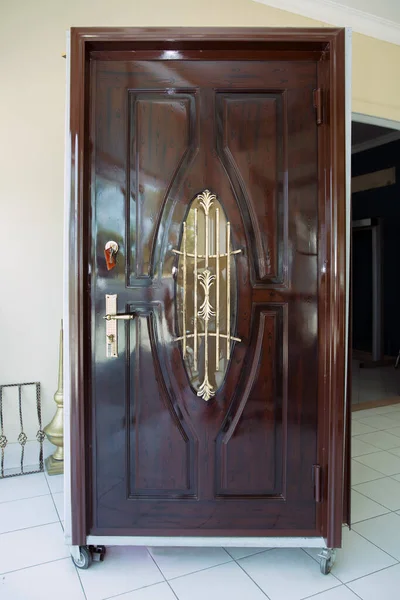 Kahverengi Bakır Kapı Kapı Kolu Kilidi Olan Bakır Kapı Doğal — Stok fotoğraf