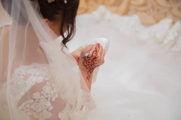 Невеста Пишет Свои Туфли Карандашом Невеста Пишет Обувью Свадебные Ритуальные — стоковое фото