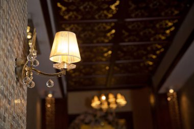 Lamba karanlıkta parlar. Klasik duvar lambası. Duvarda klasik tarzda bir ampul tasarımı. Antika lamba. Duvardaki klasik ışığa yaklaş.